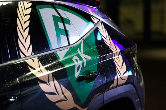 Bil med Färjestads logga på utanför Löfbergs Arena