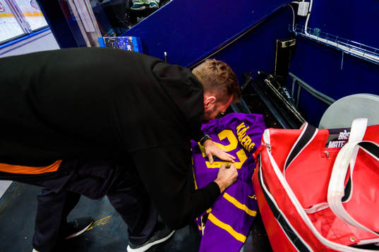 Örebros materialare Emil Kåberg får skriva en autograf