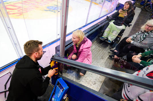 Örebros materialare Emil Kåberg får skriva en autograf