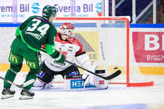 Färjestads Michael Lindqvist skjuter 1-0 bakom Örebros