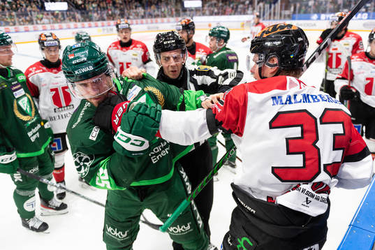 Bråk mellan Färjestads August Tornberg och Örebros