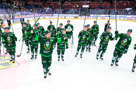 Färjestads Linus Johansson jublar med lagkamrater