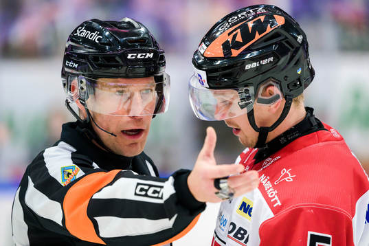 Domare Tobias Björk i samtal med Örebros Gustav Backström