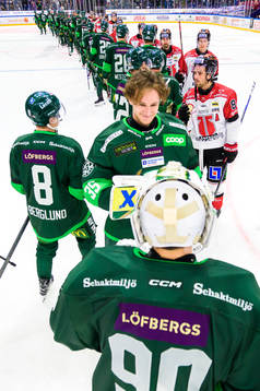 Färjestads målvakt Dennis Hildeby jublar med målvakt