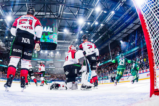 Örebros Kristian Näkyvä, målvakt Jonas Arntzen och