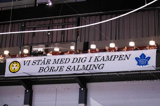 En banderoll med budskap till Börje Salming