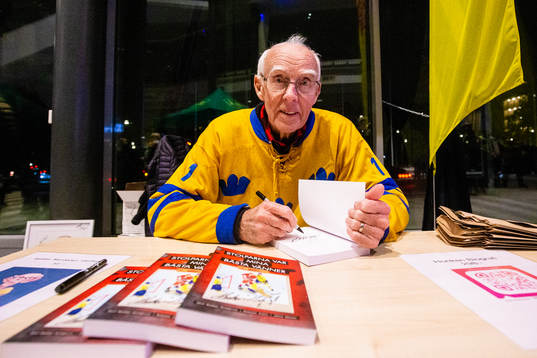 Fd ishockeymålvakten Leif ”Honken” Holmqvist signerar