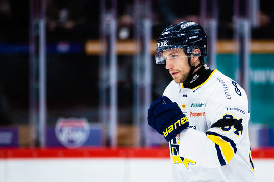 s Eric Martinsson med sorgband till minne av Börje Salming