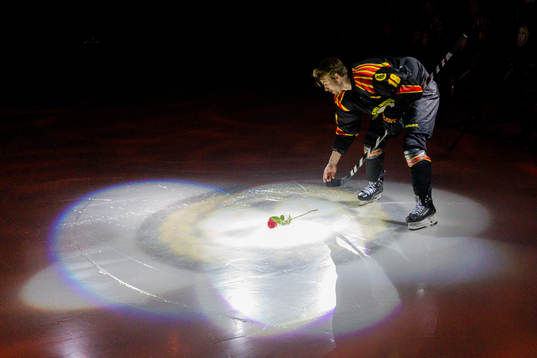 Brynäs Anton Rödin lägger en ros på isen