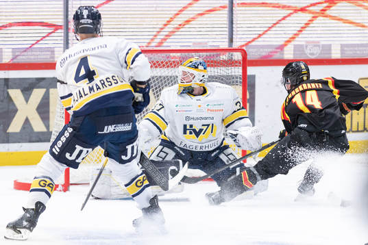 HV71s målvakt Jonas Gunnarsson och Brynäs Alexander