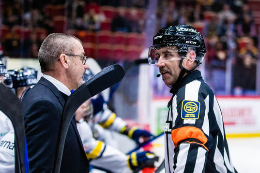 s tränare Tommy Samuelsson och domare Linus Öhlund i en