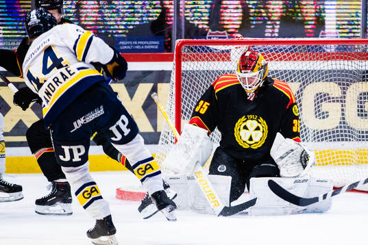 Brynäs målvakt Tomi Karhunen med en räddning