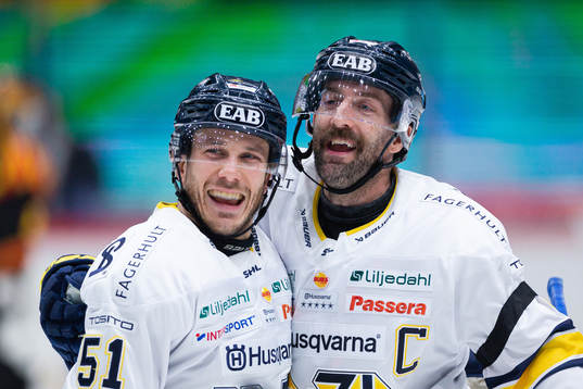 HV71s Taylor Matson och Andy Miele jublar