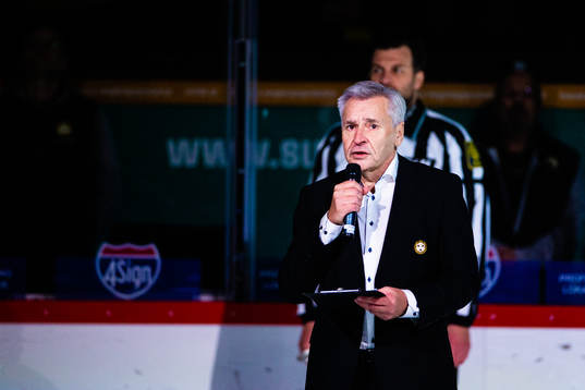 Brynäs speaker Kent Larsson håller ett tal