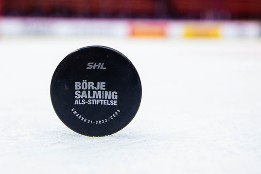 Matchpucken med logotypen för Börje Salmings ALS-stiftelse