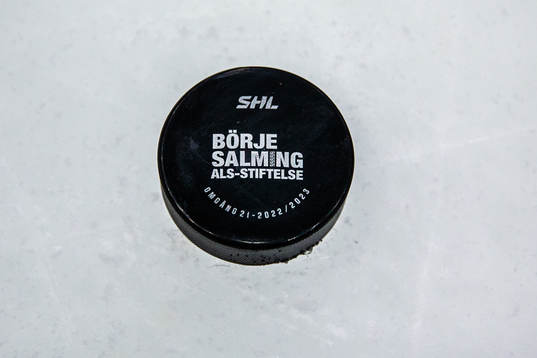 Matchpucken med logotypen för Börje Salmings ALS-stiftelse
