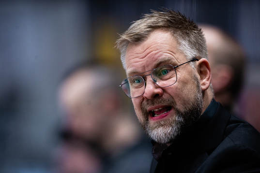 Brynäs tränare Mikko Manner reagerar