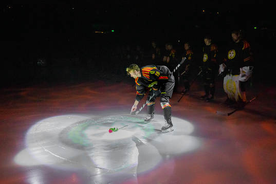 Brynäs Anton Rödin lägger en ros på isen