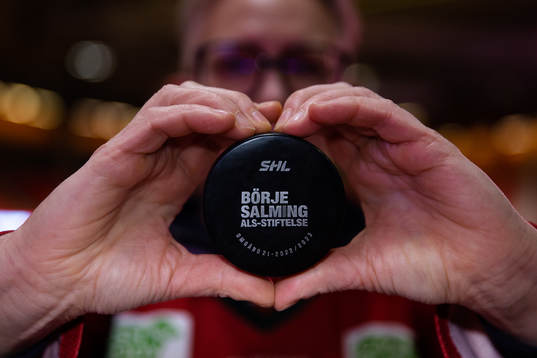 En åskådare poserar med en specialpuck för Börje