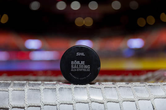 En specialpuck för Börje Salming ALS-Stiftelse innan