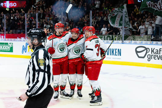 Frölundas Jacob Nilsson jublar med lagkamrater