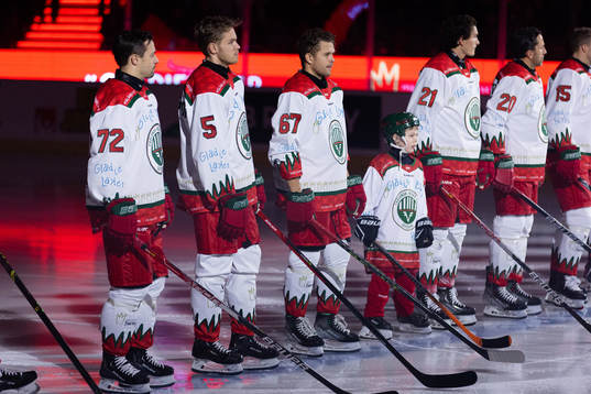 Frölundas spelare på line up innan ishockeymatchen i SHL
