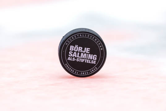 Ishockeypuck med Börje Salming tryck