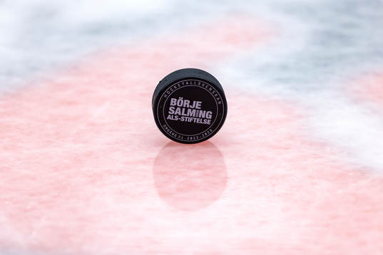 Ishockeypuck med Börje Salming tryck