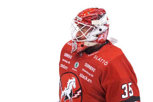 Vita Hästens målvakt Tobias Sandberg på uppvärmningen