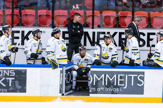 Östersunds spelare deppar i båset