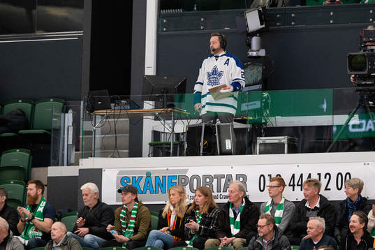 Cmores kommentator Jörgen Larsson med en Toronto Maple