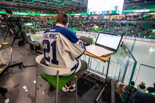 Cmores kommentator Jörgen Larsson med en Toronto Maple