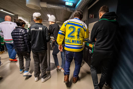 En svenska landslags tröja med Salming på ryggen