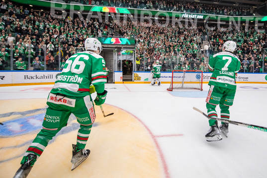 Rögles målvakt Calle Clang  jublar