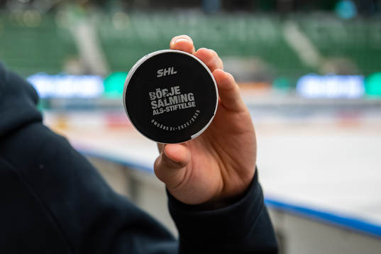 Rögles Adam Tambellini med matchpuck