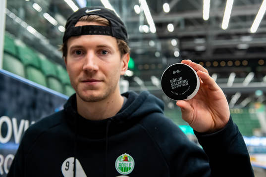 Rögles Adam Tambellini med matchpuck