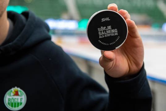 Rögles Adam Tambellini med matchpuck