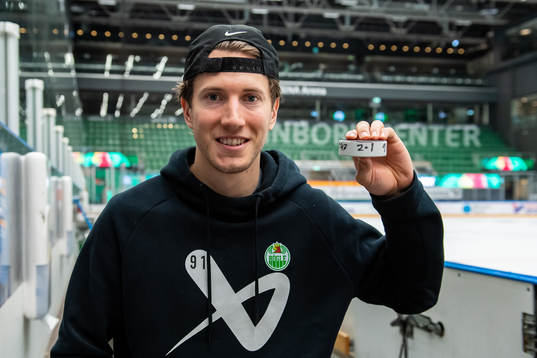 Rögles Adam Tambellini med matchpuck