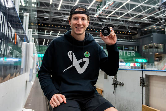 Rögles Adam Tambellini med matchpuck