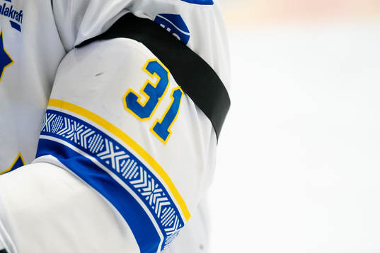 Leksands målvakt Kasimir Kaskisuo bär sorgebarn till