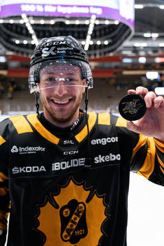 Skellefteås Tom Kühnhackl med en signerad matchpuck