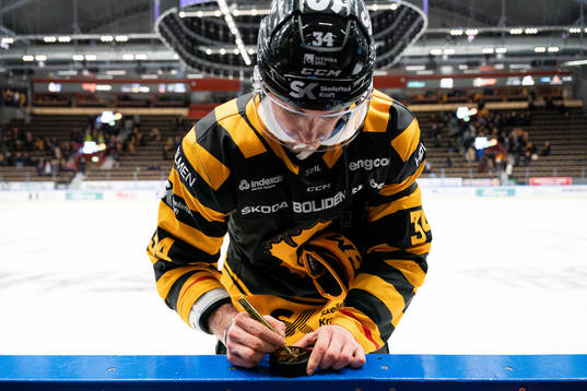 Skellefteås Tom Kühnhackl signerar en matchpuck
