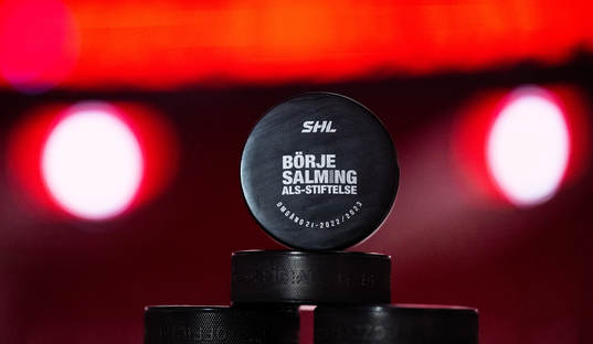 En specialpuck för Börje Salming ALS-Stiftelse