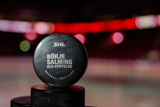 En specialpuck för Börje Salming ALS-Stiftelse
