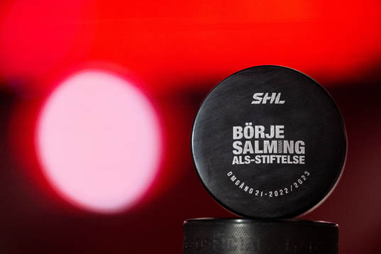 En specialpuck för Börje Salming ALS-Stiftelse
