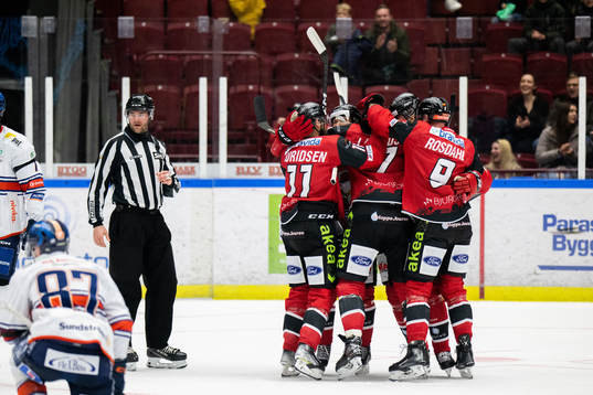 Malmö Redhawks Oliver Lauridsen jublar med lagkamrater
