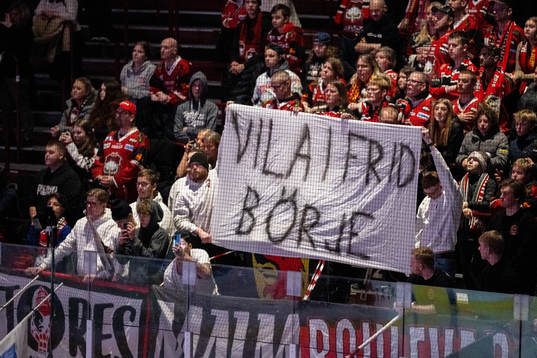 En banderoll för att hylla Börje Salming