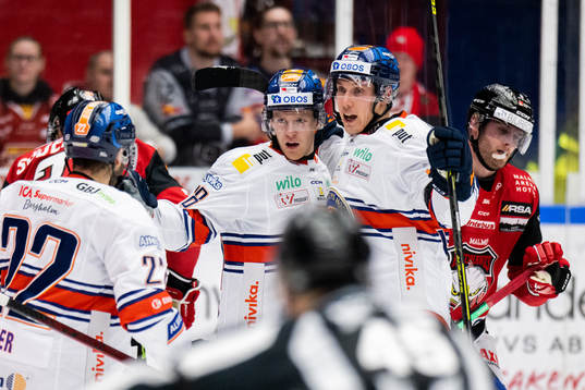 Växjös Hugo Gustafsson jublar ihop med Miika Koivisto