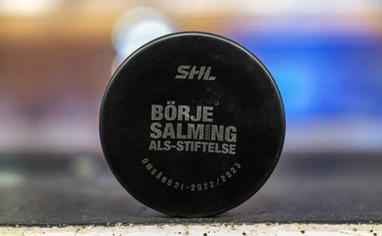 En specialpuck för att hylla Börje Salming med texten