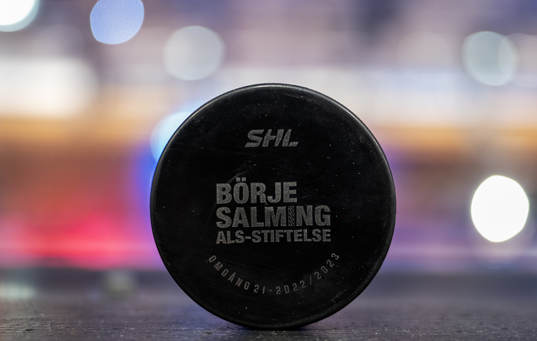 En specialpuck för att hylla Börje Salming med texten